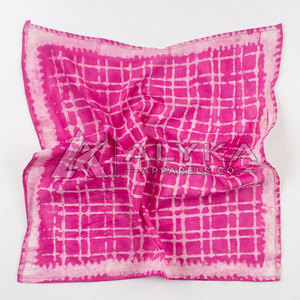 Bandana en soie de luxe OEM, forme carrée, motif nœuds, unisexe, à porter toute l'année, haute qualité - Product Image 4
