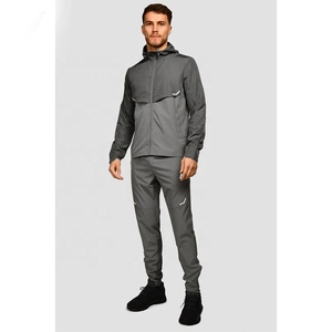 Survêtement imperméable à capuche pour homme, fermeture éclair intégrale, gris uni, polyester, coupe classique, poches latérales, idéal pour l'automne - Product Image 1