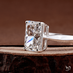 Anillo solitario de diamante radiante cultivado en laboratorio de 3 quilates con engaste de tallo pellizcado en oro blanco de 10K, anillo de compromiso moderno y lujoso. - Product Image 3