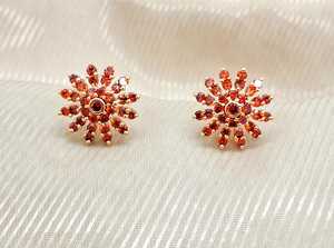 Boucles d'oreilles clous artificielles florales les plus vendues avec pierres étincelantes – Bijoux élégants et tendance pour femme, à porter au quotidien ou en soirée - Product Image 2