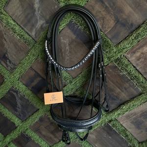 Brida de Doma de Cuero Negro de Lujo con Patente de Serpiente Azul Grabada, Diadema de Cristal Azul, Acolchado Ultra Suave, Equipo Ecuestre - Product Image 1