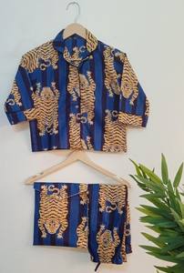 Ensemble de pyjamas assortis pour la famille à imprimé tigre |   Chemise et short à manches courtes à imprimé animal bleu |   Ensemble coordonné été pour couples et enfants. - Product Image 2