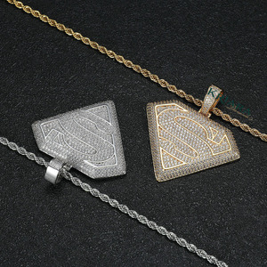 Pendentif Bouclier Superman en Argent 925 Plaqué Or 18K avec Moissanite Ronde Taille Brillant, Unisexe, Luxe, Usage Quotidien - Product Image 2