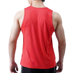 เสื้อกล้ามผู้ชายสีแดง คอวี สีพื้น ผ้าถักระบายอากาศ โพลีเอสเตอร์ 100% สวมใส่สบาย พร้อมลายปัก 3 มิติ - Product Image 4
