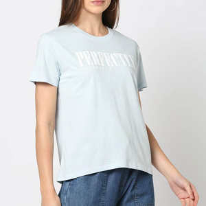 Camiseta Corta para Mujer, Color Gris Claro, Texto Minimalista, Corte Regular, Informal, Suave, Transpirable, Lisa, con Gráfico, para Uso Diario, con Logotipo de Moda - Product Image 1