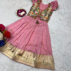 Lehenga Choli en Soie Paithani avec Broderie Zari Dorée Muniya, Tenue de Mariage Traditionnelle, Bordure Élégante, Lehenga Entièrement Cousu par un Designer - Product Image 2