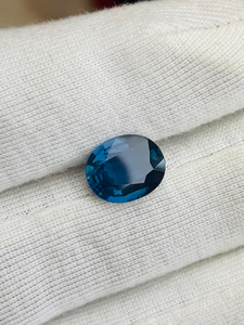 Saphir bleu naturel 4,29 carats, taille ovale, pierre précieuse certifiée IGI, origine Ceylan, qualité exclusive, lustre superbe pour la fabrication de bijoux - Product Image 6