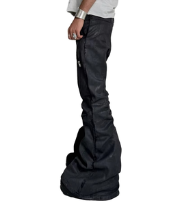 Jeans de Mezclilla Personalizados DENIM con Recubrimiento de Cera Negra, Corte Acampanado y Estilo Apilado para Hombre - Product Image 1