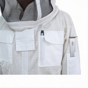 Combinaison d'apiculture Air-Logic ventilée pour une expérience confortable, fabriquée au Pakistan, en matériau doux et durable pour les professionnels. - Product Image 6