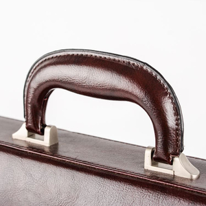Bolsa Deportiva Clásica Roziv Marrón de PU Suave con Cierre de Cremallera Dorada, Estuche Rígido Unisex para Viajes de Negocios con Compartimento para Zapatos, Duradero - Product Image 4