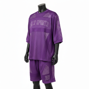 Conjunto de pantalones cortos de malla para hombre, diseño premium con paneles de poliéster transpirable, pedrería y logotipo personalizado con transferencia térmica. - Product Image 4