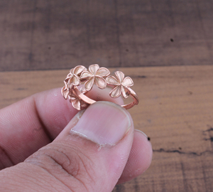 แหวนดอกกุหลาบสีโรสโกลด์ แหวนกุหลาบเล็กๆ แหวนหมั้นลายดอกไม้ เครื่องประดับที่ได้แรงบันดาลใจจากธรรมชาติ ของขวัญวันครบรอบสำหรับเขา - Product Image 3