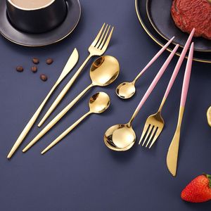 Moderno juego de comedor estilo palacio, diseñado para celebraciones glamurosas, con comodidad refinada y excelencia en la organización de eventos de alta gama. - Product Image 6