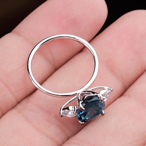 Vente en gros d'anneaux en argent sterling 925 avec topaze bleue ovale de Londres et zircone cubique, trois pierres, bijoux Memoria - Product Image 6