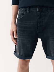 Shorts clásicos de mezclilla para hombre con un ajuste cómodo y un diseño moderno, ideales para uso diario, salidas a la playa y viajes. - Product Image 3
