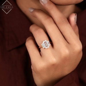 Anillo de Diamantes de Lujo con Corte Esmeralda y Tres Piedras, Oro Amarillo con Piedras Laterales en Baguette, Joyería de Compromiso, Regalo - Product Image 3