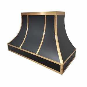 Hotte murale noire en acier inoxydable très demandée pour foyer, avec garniture en laiton et châssis ventilé - Product Image 1
