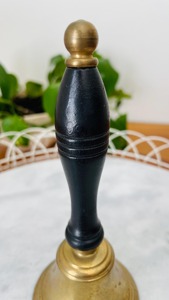 Atractiva Campana de Mano de Latón con Mango de Madera para Regalo, Ceremonias y Gestión de Aulas 2027 Campana de Mano de Latón Resistente - Product Image 3