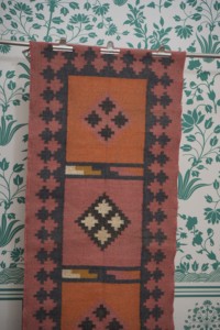 Tapis de couloir géométrique Kilim fait main en laine et acrylique, à poils moyens, avec envers en latex, rectangulaire, écologique, tufté à la main, pour usage domestique - Product Image 5