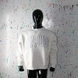 Sweat-shirt à col montant gris cendré AVA JUDE, broderie appliquée 100% blanche, col large, fils fins - Product Image 1