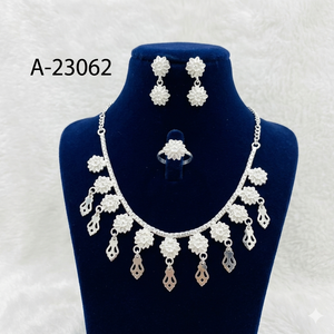 Conjunto de Anillo, Pendientes y Collar de Flores Chapados en Oro para Mujer, Joyería Clásica para Boda A-23061 - Product Image 2