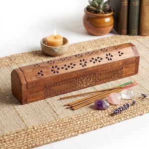 Quemador de incienso de madera hecho a mano, de madera de acacia, con diseño de luna y estrella, para meditación en el hogar. - Product Image 5