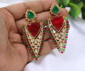 ต่างหูทองเหลืองชุบทองประดับมอสซาไนต์คุณภาพพรีเมียม ดีไซน์สวยงามแบบคุนดัน สำหรับผู้หญิงและเด็กผู้หญิง เหมาะสำหรับงานเลี้ยงกลางคืนและงานปาร์ตี้ - Product Image 2