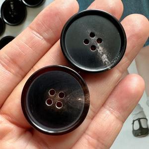 Boutons à bascule en corne de buffle polie finition naturelle, écologiques, pour vêtements et décorations de style animalier, logo personnalisé - Product Image 1