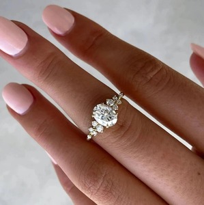 แหวนหมั้นเพชรโมอิสซาไนต์ทรงรี 2 กะรัต แบบคลัสเตอร์ แหวนทองคำแท้ 14K แหวนคลัสเตอร์ทรงรี สไตล์อาร์ตเดโค แหวนแต่งงาน แหวนสัญญา แหวนเจ้าสาว - Product Image 6