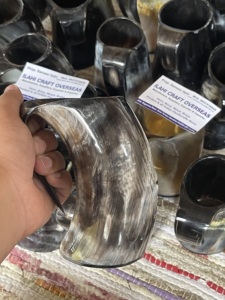 Authentique Tasse Viking en Corne de Buffle ILAHI Écologique Faite à la Main Qualité Alimentaire Style Médiéval Religieux Feng Shui Animal Rustique pour Bière - Product Image 1