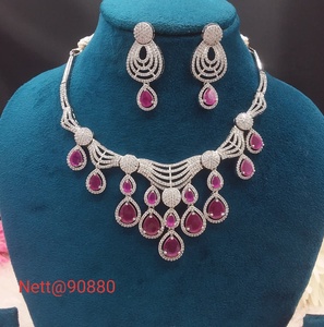 Ensemble collier et boucles d'oreilles tendance et élégant en laiton et métaux mélangés pour femmes, idéal pour les anniversaires et mariages (thème hindou) - Product Image 1