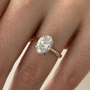 Anillo de Compromiso con Diamante Cultivado en Laboratorio de 2 Quilates, Corte Ovalado, Claridad VS1, Halo Oculto, Anillo de Catedral, Anillo de Propuesta, Certificado IGI - Product Image 5