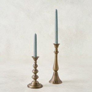 Paire de chandeliers en or antique avec des motifs tournés distinctifs, dotés d'une tige en spirale empilée et d'une base en piédestal cannelée - Product Image 5