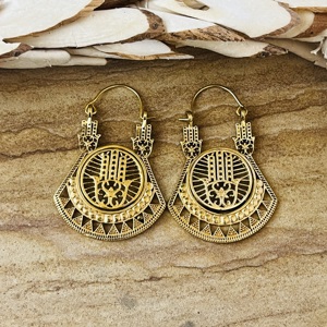 Boucles d'oreilles créoles tendance motif main de Hamza, bijoux tribaux en laiton pour femme, plaqué or 18 carats, style bohème géométrique, pour la vente en gros/OEM/ODM - Product Image 1