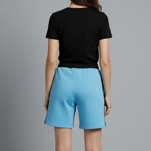 Nouveaux shorts sportifs bleu clair pour femme 2026 avec bandes latérales noires, taille à cordon de serrage, poches et logo de marque thermocollé sur la jambe droite - Product Image 2