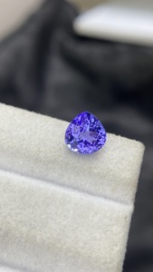 Pierre précieuse naturelle certifiée Tanzanite naturelle taille cœur 8 MM avec une couleur et un lustre excellents, Zoisite naturelle 2,13 carats sous loupe - Product Image 4
