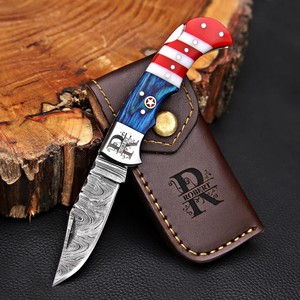 Cuchillo Plegable de Acero Damasco con Bandera Americana Nordic Forge, Bloqueo Trasero, Mango de Resina Texas, Funda, Bolsillo, EDC, Camping, Caza - Product Image 1