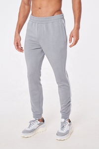 Chándal DE HOMBRE CON CUELLO levantado en color gris liso con línea en los lados ODM/OEM traje de jogging de hombre con estampado de logotipo personalizado - Product Image 2