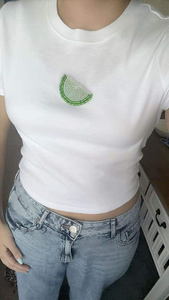 เสื้อครอปท็อปผ้าคอตตอนริบสีขาวแบบปรับแต่งได้ พร้อมงานปักลูกปัดลายดอกกล้วยไม้สีเหลือง สำหรับผู้หญิง แฟชั่นฤดูร้อน - Product Image 2
