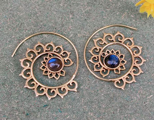 Boucles d'oreilles créoles spirales en labradorite dorée faites à la main - Bijoux statement bohèmes tribaux célestes en gros - Product Image 3