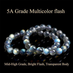 Bracelet de perles en pierre de lune grise naturelle de qualité supérieure Aamna Gems, haute transparence, avec gravure sur cristal, certifié par un tiers - Product Image 3