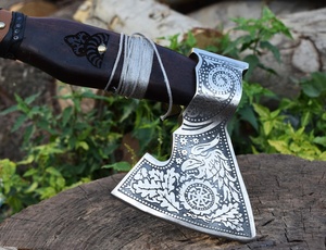 Axe Viking artisanal A&M ENTERPRISES avec tête en acier gravée en profondeur, manche en bois enveloppé de liens en cuir croisé - Product Image 3