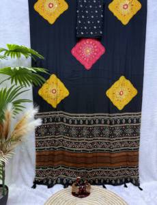 Sari Tradicional Shreeji Fashion con Diseño Bandhani Morado, Butti Amarillo Verde y Borde Bordado en Satén Crepé - Product Image 3