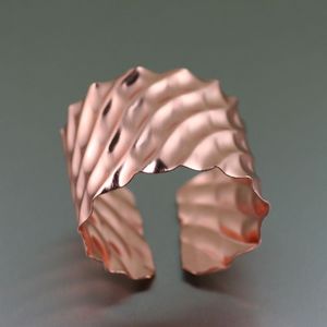 Boutons de manchette et bracelets en laiton et cuivre anciens, conçus par des artisans, accessoires de mode en cristal avec un design détaillé - Product Image 3