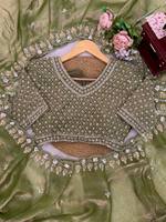 Sari en soie Fendy de qualité supérieure pour les occasions spéciales, avec un travail de perles lourdement orné à l'avant et à l'arrière, et une blouse assortie.