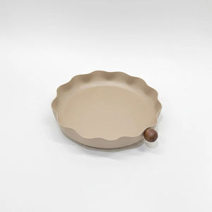 Plateau de service élégant en métal noir festonné avec poignée en bois, plateau décoratif rond en fer martelé pour la cuisine, la salle à manger et les fêtes - Product Image 2