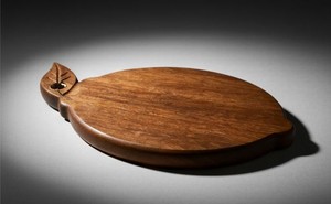 Planche à découper en bois de manguier teinté noyer, en forme de citron, avec poignée en forme de feuille et anneau en laiton - Product Image 2
