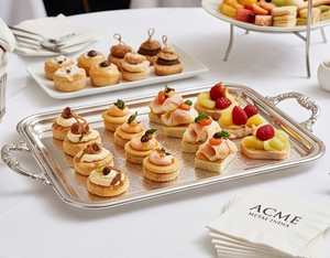 Plateau de service alimentaire en aluminium personnalisé de qualité supérieure, motif floral gravé, poignées parfaites pour la maison, le restaurant, la table à manger - Product Image 3