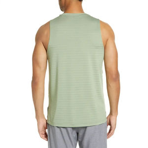 Camiseta sin mangas ajustada para hombre, para culturismo y fitness, con corte deportivo que realza la figura - Product Image 4