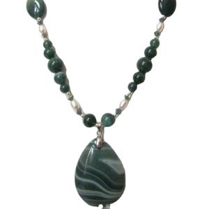 Collier en résine naturelle Bijoux de mode Collier à l'allure classique pour les femmes Mariage Fête Collier en résine Vente personnalisée - Product Image 1